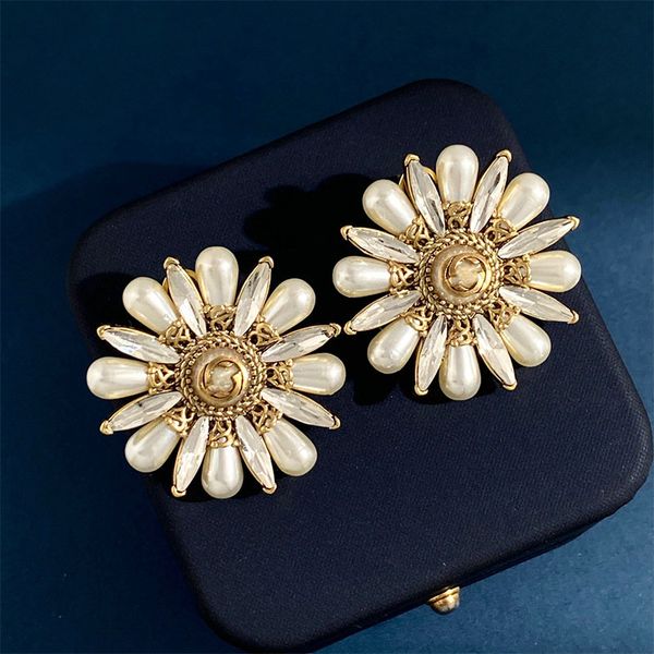 stud vintage gold plated rhinestone vintage pearl flower earrings jewelries letter wedding gift factory wholesale with dust bag, Golden;silver
stud vintage gold plated rhinestone vintage pearl flower earrings jewelries letter wedding gift factory wholesale with dust bag, Golden;silver