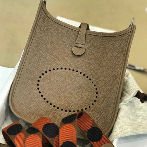 designer bag bags 2023 mini tote evelynbag thread h hand sewn wax cowhide women's togo leisure 18cm with gros
designer bag bags 2023 mini tote evelynbag thread h hand sewn wax cowhide women's togo leisure 18cm with gros