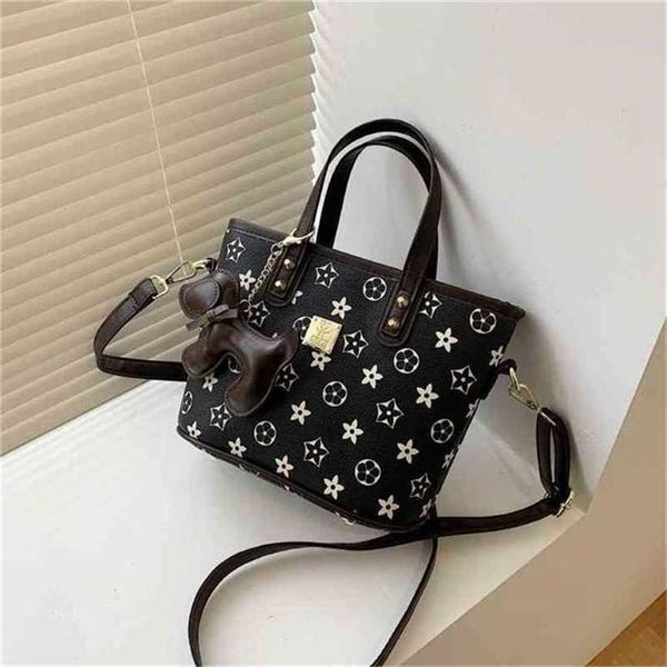 handbag 2023 fashion women's bag leather quality handbag old flower pony pendant same women's broadcast messenger bag
handbag 2023 fashion women's bag leather quality handbag old flower pony pendant same women's broadcast messenger bag