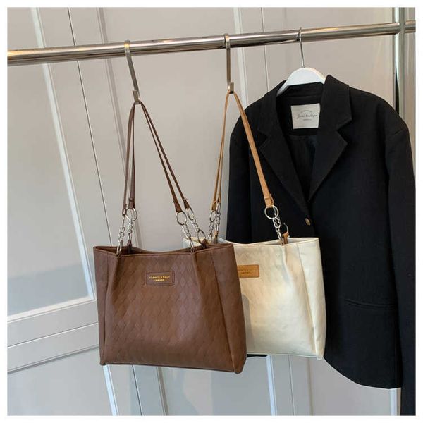 women large capacity shoulder bags new fashion handbags popular simple lozenge tote bags chain shopping and travel bags 230308
women large capacity shoulder bags new fashion handbags popular simple lozenge tote bags chain shopping and travel bags 230308