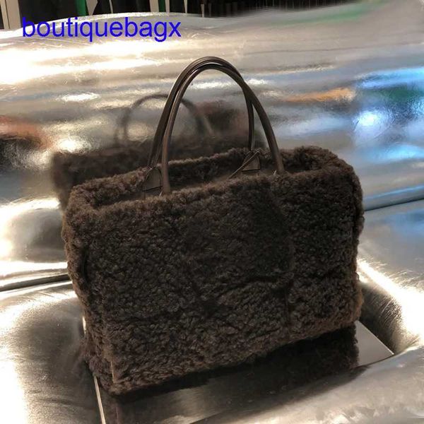 luxury bottegss venetss arco evening bags online store capacity winter new large autumn plush handbag and splicing simple soft tot with logo
luxury bottegss venetss arco evening bags online store capacity winter new large autumn plush handbag and splicing simple soft tot with logo