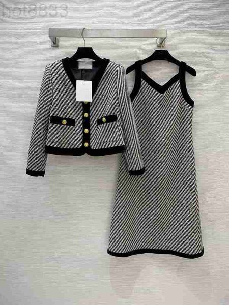 two piece dress designer luxury women's 2023 new spring v neck coat print skirts brand same style clothing 686n, White
two piece dress designer luxury women's 2023 new spring v neck coat print skirts brand same style clothing 686n, White