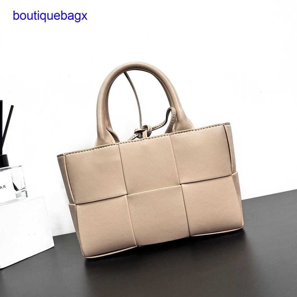 luxury bottegss venetss arco evening bags online store texture 2023 new bag autumn and large winter woven tote women's leather cap with
luxury bottegss venetss arco evening bags online store texture 2023 new bag autumn and large winter woven tote women's leather cap with
