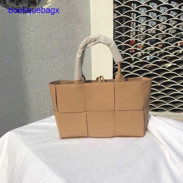 luxury bottegss venetss arco evening bags online store handbag 2023 fashion new tote early spring large capacity zipper inner sing with logo
luxury bottegss venetss arco evening bags online store handbag 2023 fashion new tote early spring large capacity zipper inner sing with logo