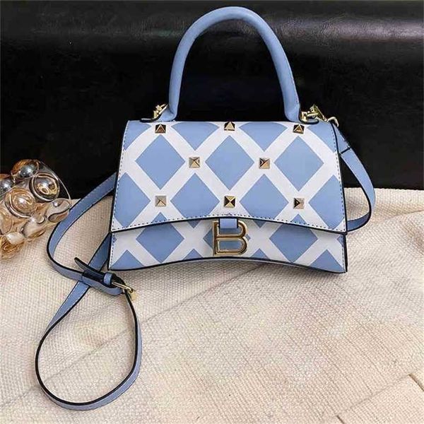 handbag 2023 fashion women's bag leather quality handbag rivet female simple rhombic lattice shoulder texture messenger small square ba
handbag 2023 fashion women's bag leather quality handbag rivet female simple rhombic lattice shoulder texture messenger small square ba
