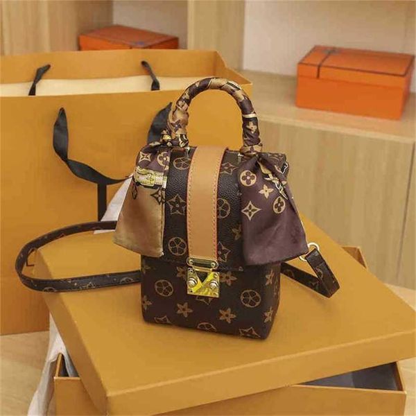 handbag 2023 fashion women's bag leather quality handbag female box old flower mobile phone shoulder messenger small square silk scarf
handbag 2023 fashion women's bag leather quality handbag female box old flower mobile phone shoulder messenger small square silk scarf