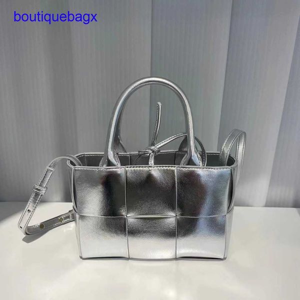 luxury bottegss venetss arco evening bags online store large woven tote bag 2023 capacity vegetable new basket color contrast leat with logo
luxury bottegss venetss arco evening bags online store large woven tote bag 2023 capacity vegetable new basket color contrast leat with logo