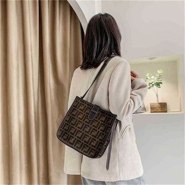 handbag 2023 fashion women's bag leather quality handbag style bucket leisure temperament shoulder bag
handbag 2023 fashion women's bag leather quality handbag style bucket leisure temperament shoulder bag