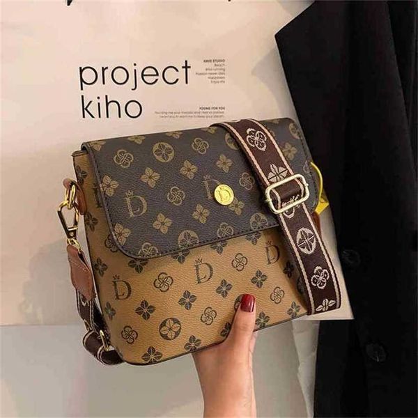 handbag 2023 fashion women's bag leather quality handbag popular women's and color contrast old flower bucket shoulder messenger b
handbag 2023 fashion women's bag leather quality handbag popular women's and color contrast old flower bucket shoulder messenger b