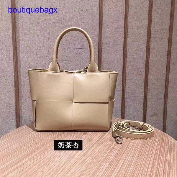 luxury bottegss venetss arco evening bags online store bag 2023 new autumn winter texture big woven tote women's leather large cap with
luxury bottegss venetss arco evening bags online store bag 2023 new autumn winter texture big woven tote women's leather large cap with