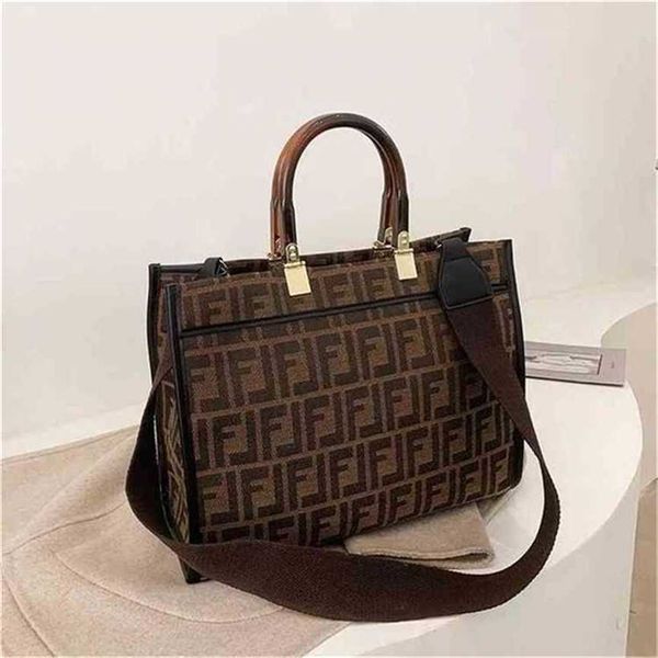 handbag 2023 fashion women's bag leather quality handbag explosive models hand-held crossbar trend canvas bag
handbag 2023 fashion women's bag leather quality handbag explosive models hand-held crossbar trend canvas bag