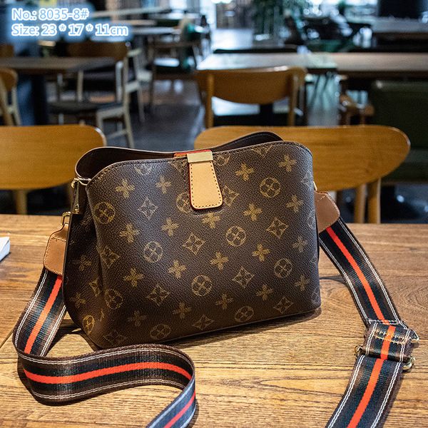 factory wholesale ladies shoulder bags 3 colors classic retro printing bucket bag three-layer interlayer leather handbag street popular cont
factory wholesale ladies shoulder bags 3 colors classic retro printing bucket bag three-layer interlayer leather handbag street popular cont