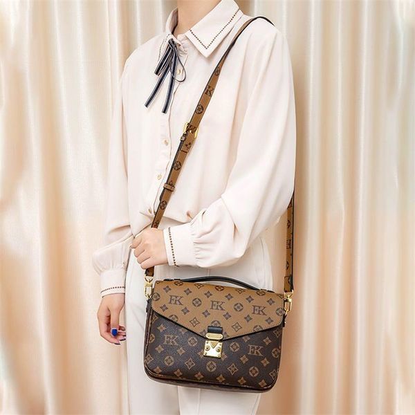 2023 women luxury designers bags handbag womens handbags lady messenger fashion shoulder bag luxurys crossbody tote wallet shoulders bags, Red;black
2023 women luxury designers bags handbag womens handbags lady messenger fashion shoulder bag luxurys crossbody tote wallet shoulders bags, Red;black