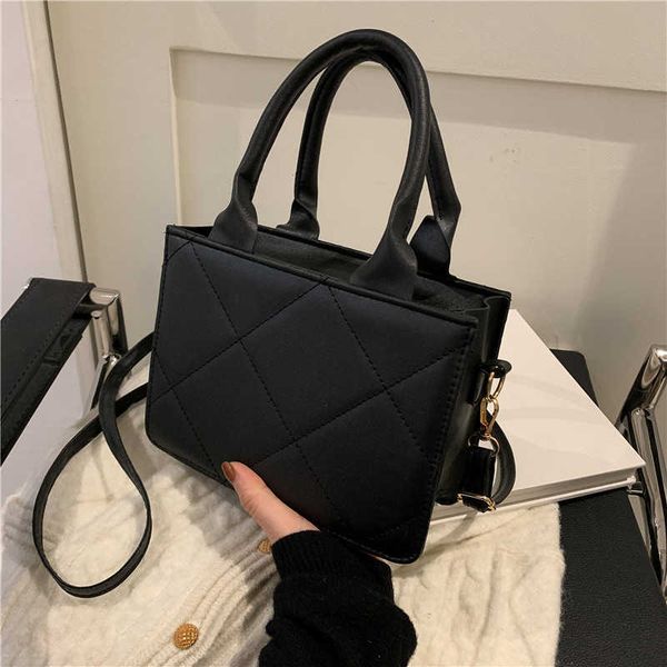 solid color women handbags new rhombus shoulder bags portable messenger bags simple large capacity elegant square bags 230308
solid color women handbags new rhombus shoulder bags portable messenger bags simple large capacity elegant square bags 230308