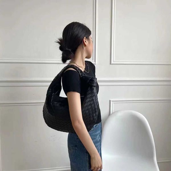 bottegas bags venetas 2021 new spring net red portable cloud ox horn bag fashion trend versatile woven women's bag foreign style hand b
bottegas bags venetas 2021 new spring net red portable cloud ox horn bag fashion trend versatile woven women's bag foreign style hand b