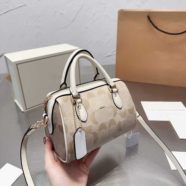 luxury designer bag leather crossbody bag women bags handbags fashion letters print shoulder bags shopping beach totes purses 230303
luxury designer bag leather crossbody bag women bags handbags fashion letters print shoulder bags shopping beach totes purses 230303