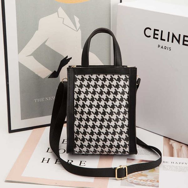 designer dinner bag 2022 new female korean hand fashion printed single shoulder messenger bag trend
designer dinner bag 2022 new female korean hand fashion printed single shoulder messenger bag trend