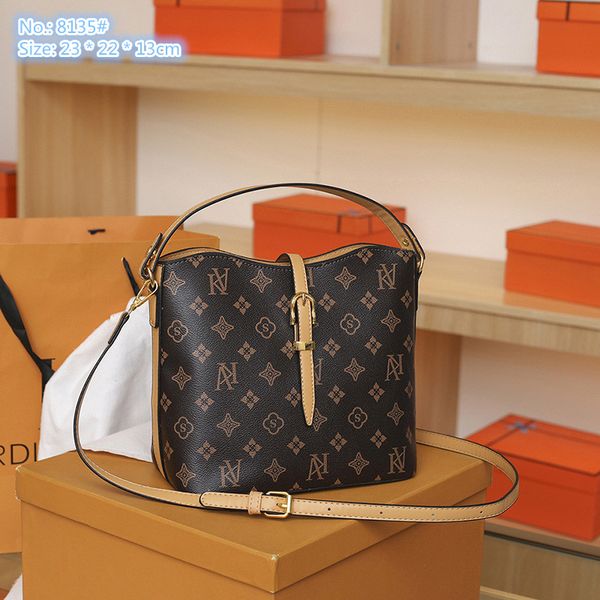factory wholesale ladies shoulder bags 7 colors elegant atmospheric letters fashion bucket bag contrast leather retro handbag belt decorativ
factory wholesale ladies shoulder bags 7 colors elegant atmospheric letters fashion bucket bag contrast leather retro handbag belt decorativ