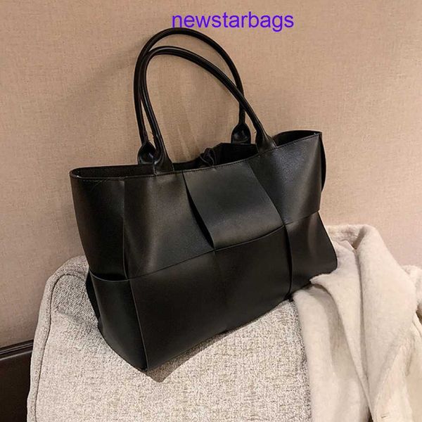 original edition bottegs venets arco tote bags for sale 2023 autumn and winter new song huiqiao same genuine leather woven shoppin have logo
original edition bottegs venets arco tote bags for sale 2023 autumn and winter new song huiqiao same genuine leather woven shoppin have logo