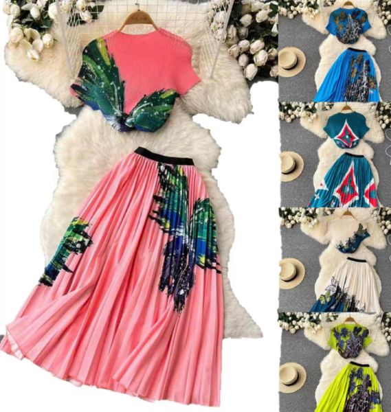 two piece dress foreign style print short t -shirt two -piece set of women's summer high waist mid -length pleated skirt, White
two piece dress foreign style print short t -shirt two -piece set of women's summer high waist mid -length pleated skirt, White