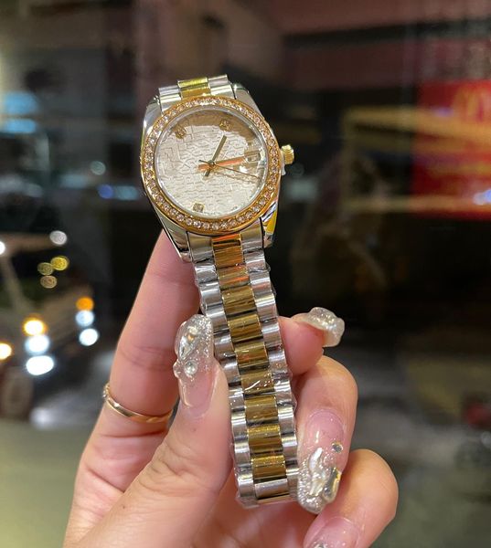 2023 women's watch luxury designer watch diamond dial stainless steel watch clothing accessories women's watch 28mm, Slivery;golden
2023 women's watch luxury designer watch diamond dial stainless steel watch clothing accessories women's watch 28mm, Slivery;golden