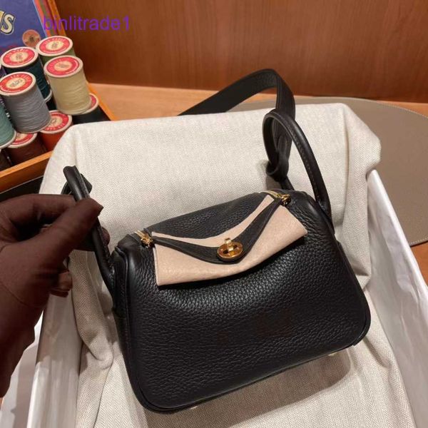 designer original handmade wax thread tc cow leather mini lindys bag handheld one-shoulder messenger mini doctor new women trend of sale
designer original handmade wax thread tc cow leather mini lindys bag handheld one-shoulder messenger mini doctor new women trend of sale