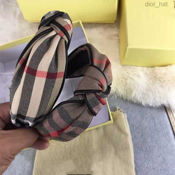 2021 designer ins fashion b-letter plaid headbands women hair sticks girl headband women accessories for head bands b031, Silver
2021 designer ins fashion b-letter plaid headbands women hair sticks girl headband women accessories for head bands b031, Silver