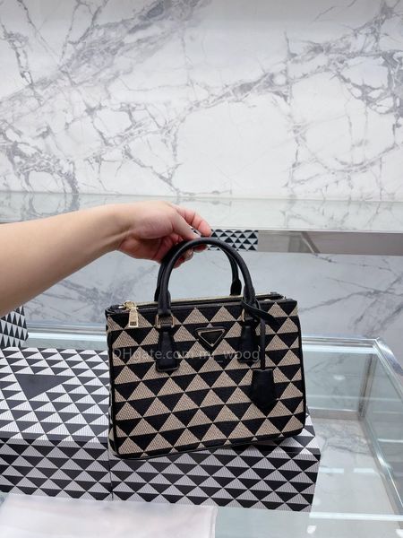 2 specifications handbag fashion shopping bag luxury designer one shoulder bag two-color stitching female tote cross-body purse large capaci
2 specifications handbag fashion shopping bag luxury designer one shoulder bag two-color stitching female tote cross-body purse large capaci