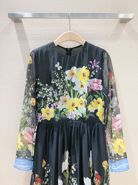 the new dress series is fully opened, and the oversized material is more elegant and elegant, with flowers embellished, Black;gray
the new dress series is fully opened, and the oversized material is more elegant and elegant, with flowers embellished, Black;gray