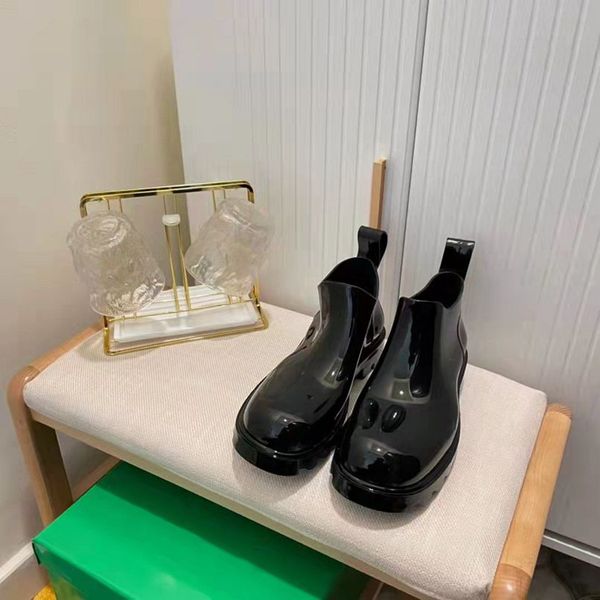 2023 new designer men and women lacquer leather ankle rain boot waterproof in seven color available in solid sizes 35-45, Black
2023 new designer men and women lacquer leather ankle rain boot waterproof in seven color available in solid sizes 35-45, Black