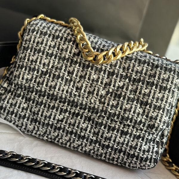 1:1 quality designer fashion flap bag 26cm luxurious genuine leather crossbody bag with box mc172
1:1 quality designer fashion flap bag 26cm luxurious genuine leather crossbody bag with box mc172