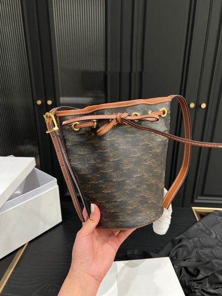 fashion large capacity bucket bag women bag designer shoulder bag triumphal arch cowhide canvas large-capacity binding opening classic serie
fashion large capacity bucket bag women bag designer shoulder bag triumphal arch cowhide canvas large-capacity binding opening classic serie