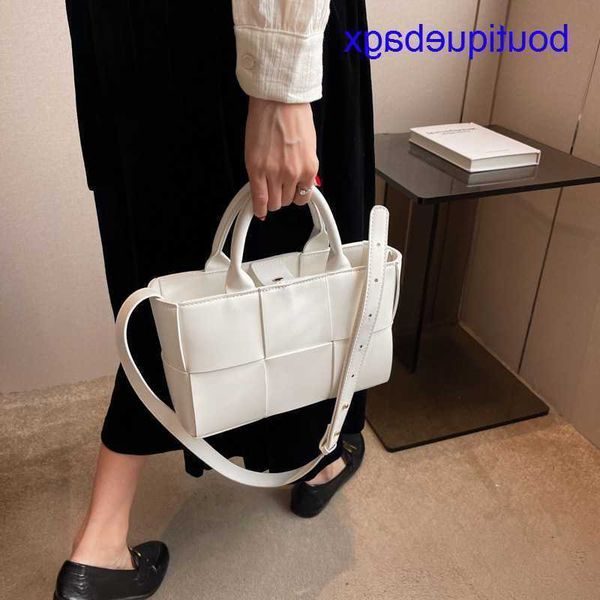 luxury bottegss venetss arco evening bags online store crowd spring and small summer 2023 new texture tote large capacity bag wove with logo
luxury bottegss venetss arco evening bags online store crowd spring and small summer 2023 new texture tote large capacity bag wove with logo