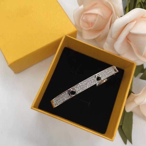 2023-classic designer bracelets bracelet fashion five flower for man woman gold silver option color heart love bracelet simple style 2201144, Black
2023-classic designer bracelets bracelet fashion five flower for man woman gold silver option color heart love bracelet simple style 2201144, Black