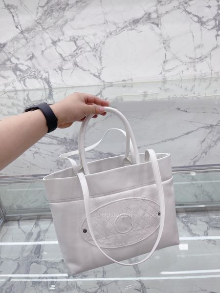 classic shopping bag designer bag one shoulder portable cross-body black and white large capacity vintage denim style
classic shopping bag designer bag one shoulder portable cross-body black and white large capacity vintage denim style