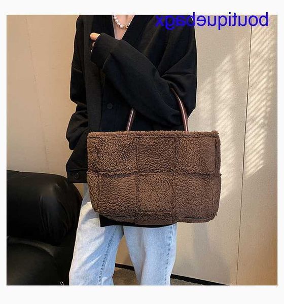 luxury bottegss venetss arco evening bags online store tide 2023 autumn and winter new network red versatile woven large capacity with logo
luxury bottegss venetss arco evening bags online store tide 2023 autumn and winter new network red versatile woven large capacity with logo