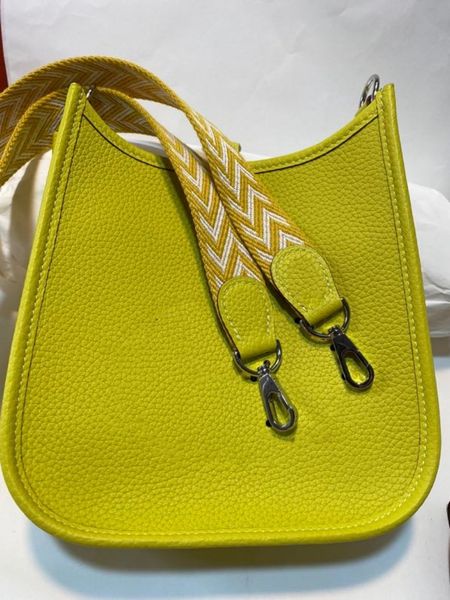 17cm mini shoulder bag luxury purse fashion leather bag handmade stitching with wax line man colors fast delivery wholesale price
17cm mini shoulder bag luxury purse fashion leather bag handmade stitching with wax line man colors fast delivery wholesale price