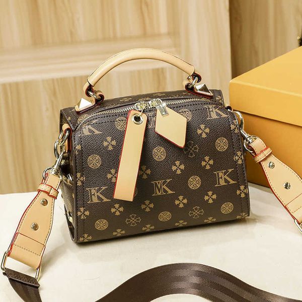 hong kong new handbag versatile leather crossbody one shoulder women's bag printed pillow bag oblique straddle bag
hong kong new handbag versatile leather crossbody one shoulder women's bag printed pillow bag oblique straddle bag