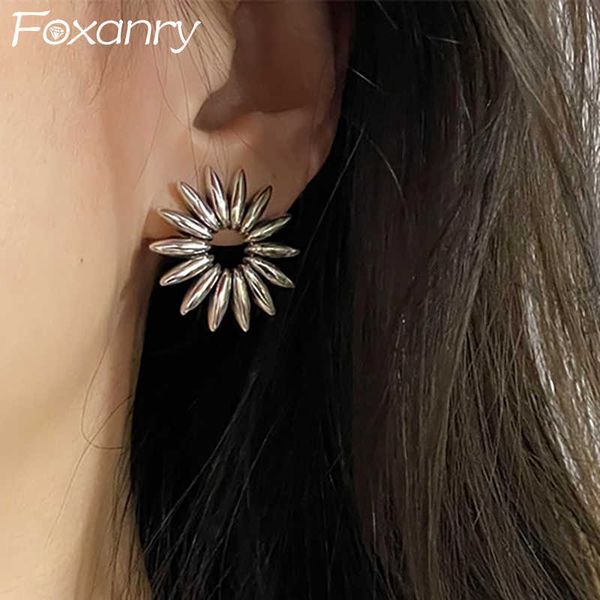 charm anry prevent allergy silver color d earrings for women new fashion simple creative geometric handmade party jewelry gifts l230315, Golden
charm anry prevent allergy silver color d earrings for women new fashion simple creative geometric handmade party jewelry gifts l230315, Golden