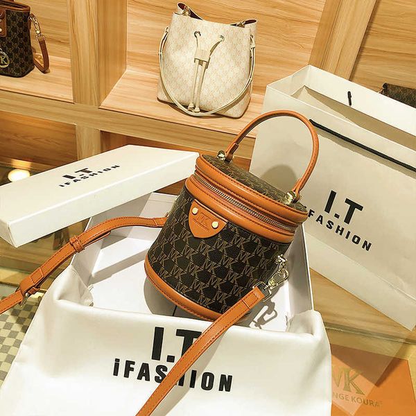 bucket bag 2023 new fashion high sense portable cylinder bag one-shoulder cross-body versatile women's bag
bucket bag 2023 new fashion high sense portable cylinder bag one-shoulder cross-body versatile women's bag