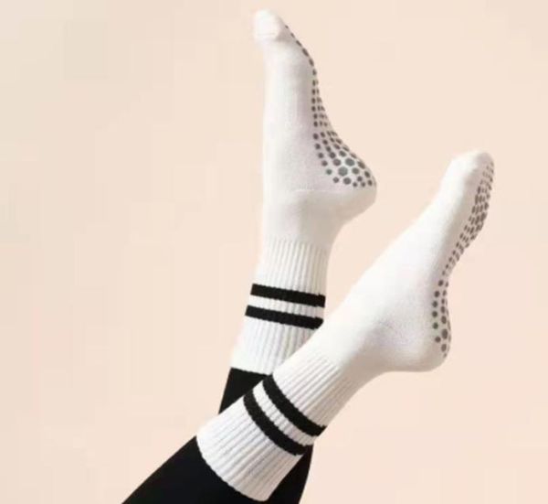 2022 alo women yoga socks women039s indoor fitness dance non slip silicone sole middle tube yoga socks186677494, Black
2022 alo women yoga socks women039s indoor fitness dance non slip silicone sole middle tube yoga socks186677494, Black