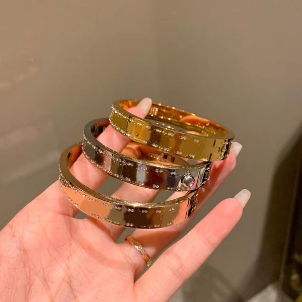 luxury brand bracelet women v letter bangle rose gold love flower crystal rhinestone bangle wedding stainless steel jewelry no box, Golden;silver
luxury brand bracelet women v letter bangle rose gold love flower crystal rhinestone bangle wedding stainless steel jewelry no box, Golden;silver
