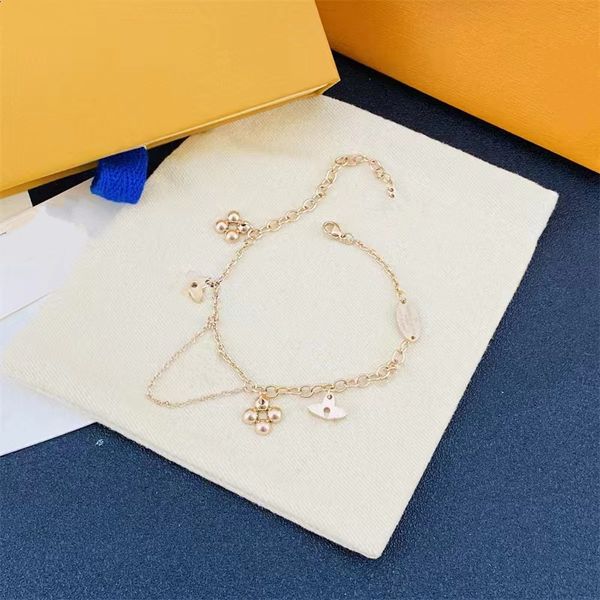 flower charm bracelets bangle letter v titanium steel designer for women men luxury jewlery gifts woman girl gold silver rose gold wholesale, Golden;silver
flower charm bracelets bangle letter v titanium steel designer for women men luxury jewlery gifts woman girl gold silver rose gold wholesale, Golden;silver