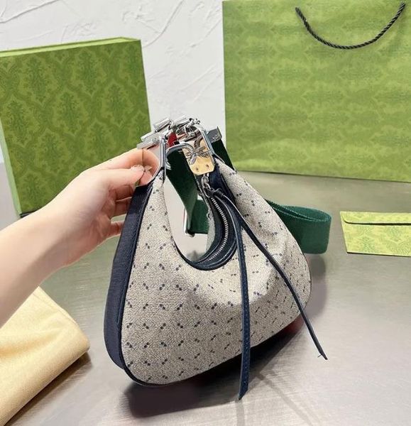 new retro crossbody bags 2023 half moon bags women handbags shoulder croissant bags clutch purse old flower canvas red green strap
new retro crossbody bags 2023 half moon bags women handbags shoulder croissant bags clutch purse old flower canvas red green strap