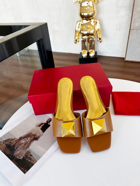 2023 sandal women summer slippers patent leather lychee crocodile skin maroon fonce khaki triple white brown classic black men slides fashio
2023 sandal women summer slippers patent leather lychee crocodile skin maroon fonce khaki triple white brown classic black men slides fashio