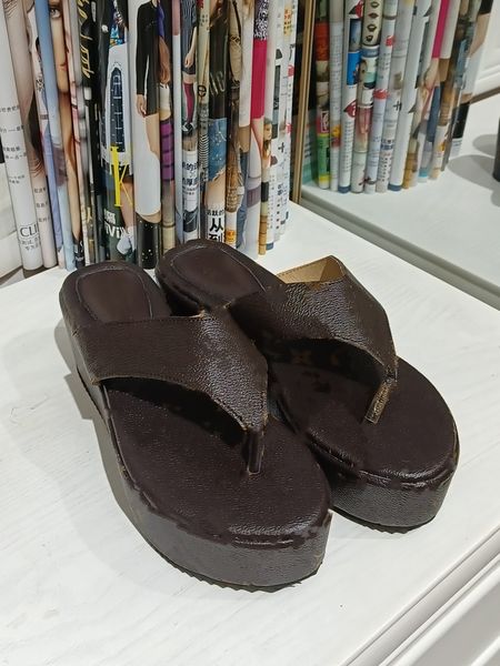 branded women woody mules thick bottom slipper deisgners lady lettering fabric outdoor leather sole slide slope heel sandal 35-42, Black
branded women woody mules thick bottom slipper deisgners lady lettering fabric outdoor leather sole slide slope heel sandal 35-42, Black