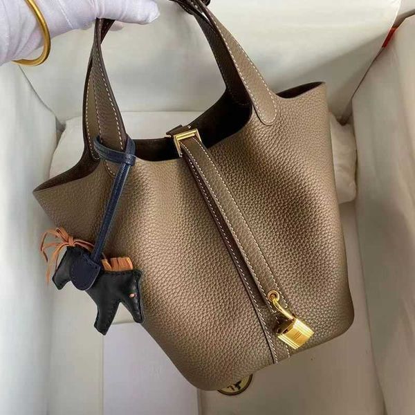 designer bags h handbag 2022 new leather vegetable basket women's bag versatile bucket bag handbag large capacity bride's wedding
designer bags h handbag 2022 new leather vegetable basket women's bag versatile bucket bag handbag large capacity bride's wedding