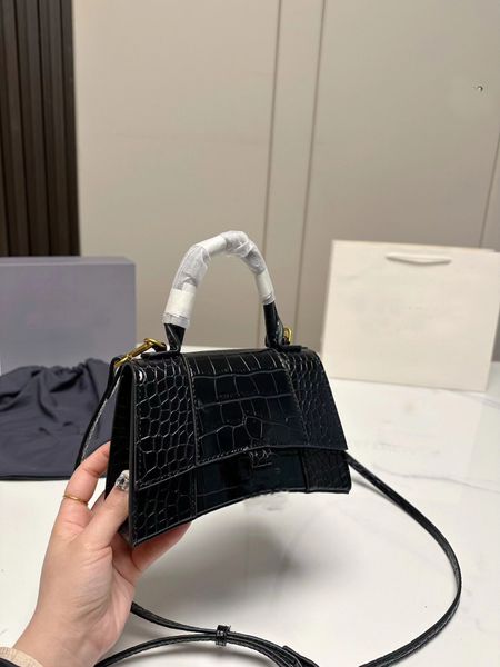 new hourglass bag women's shoulder bag luxury handbag wallet crocodile embossed special material letter buckle jewelry
new hourglass bag women's shoulder bag luxury handbag wallet crocodile embossed special material letter buckle jewelry
