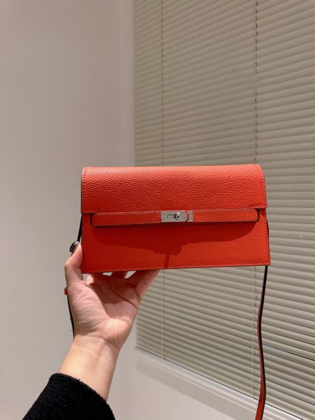 2023 the latest single shoulder bag, messenger bag, european and american light luxury style, full leather women's bag, high-end temper
2023 the latest single shoulder bag, messenger bag, european and american light luxury style, full leather women's bag, high-end temper