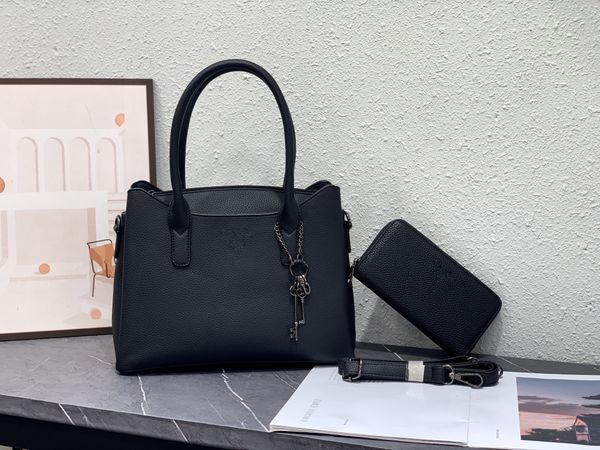 women shoulder ss messenger bags lady 2023 fashion luxury handbags cross body famous designer hasp removable leather straps popular female p
women shoulder ss messenger bags lady 2023 fashion luxury handbags cross body famous designer hasp removable leather straps popular female p